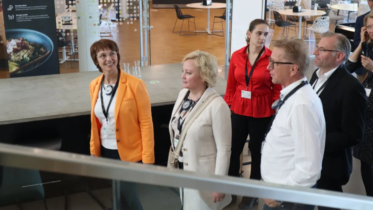 Landbrugsudvalget blev blandt andet vist rundt på Arlas innovationscenter i Skejby. 