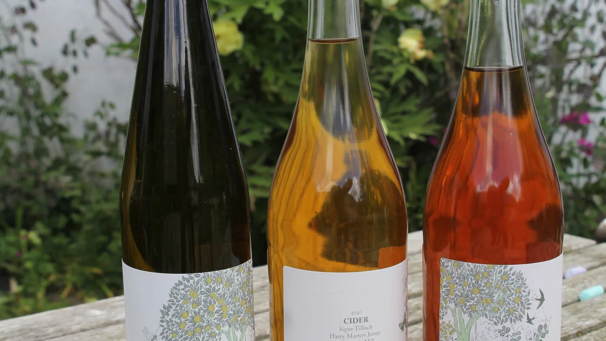 Ciderproduktionen er ved at tage form. Æblehøsten fra 2020 er kommet på flasker, og familien er i fuld gang med at sætte labels på.