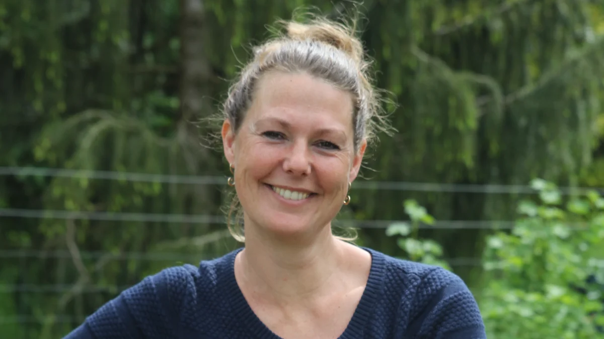 Signe Schrøder, ejer af Bjerregaarden grundlagt af Ritt Bjerregaard, mor, hustru, »vild-havekonsulent«, køkkenhave-entusiast og havebogsforfatter. Fotos: Henriette Lemvig