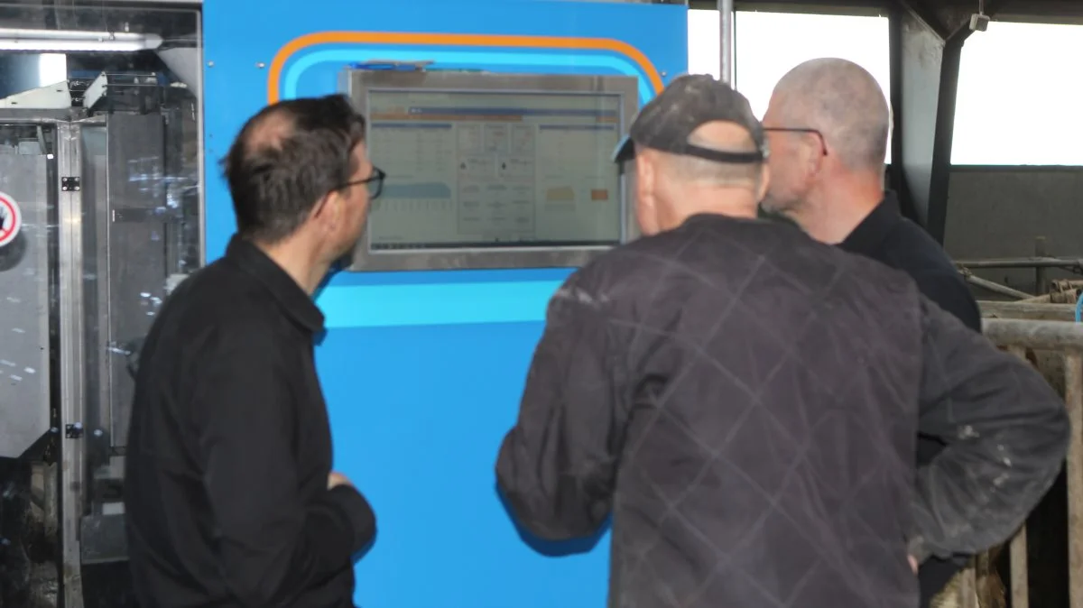 Michael Wang Pedersen, salgschef hos Cowtech, mælkeproducent Carsten Meier og ejer af Cowtech, Martin Christensen tager her en snak om nogle af de data, de får gennem Gemini OneView, som er et komplet managementsystem til Gemini-malkerobotter – og som kan tilgås fra såvel computer som tablets og smartphones. 