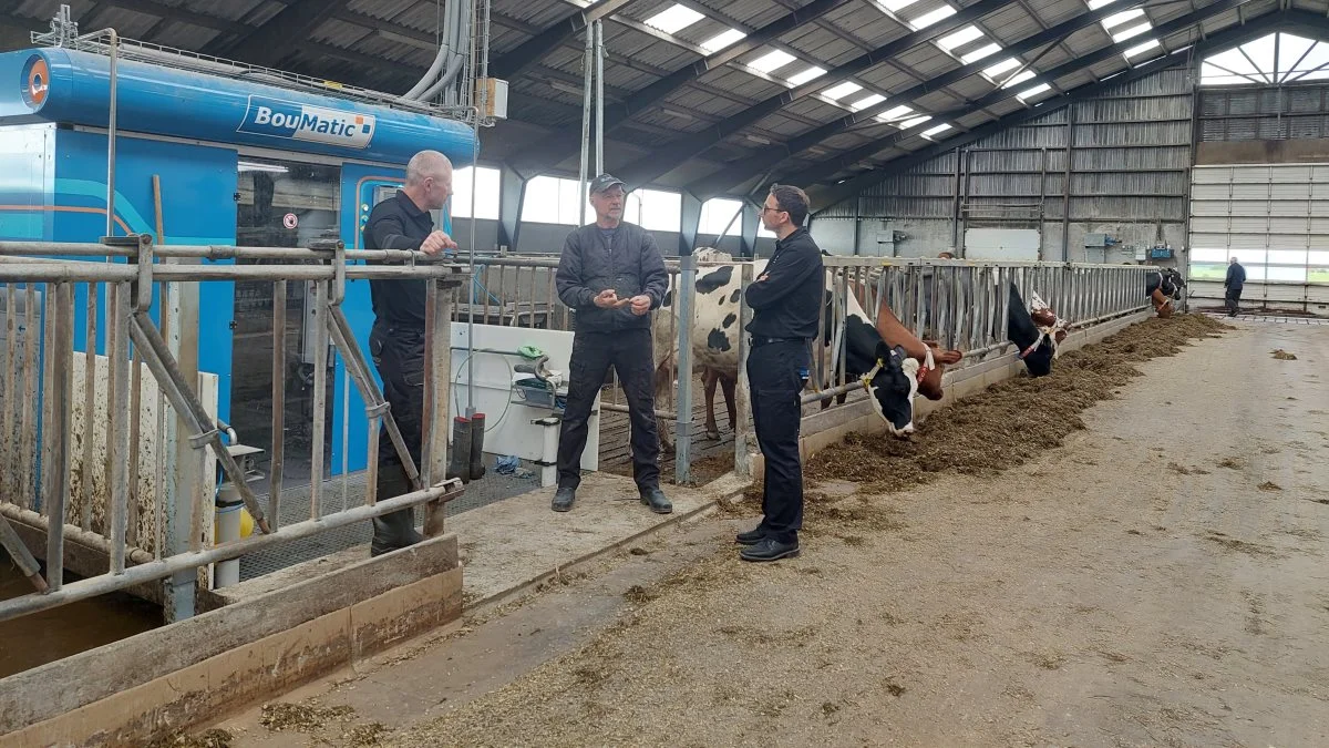 Carsten Meier har lige købt tre dobbelt Gemini-malkerobotter fra Boumatic, som Cowtech blandt andet forhandler. Her ses han sammen med ejer af Cowtech, Martin Christensen (tv.) og salgschef Martin Wang Pedersen (th.). Fotos: Line Brusgaard 