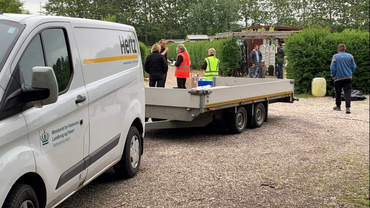 Medarbejdere hos Fødevarestyrelsen måtte en tur til Næstved, hvor 1.100 duer, høns og andre fugle fra en kolonihaveforening blev aflivet, da der blev fundet Newcastle Disease i blandt andet duer i en kolonihaveforening. Foto: Jesper Hallgren
