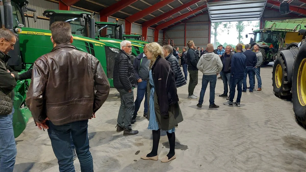 Omkring 75 landmænd benyttede pausen til at beundre maskinparken på Lykkeslund, hvor Vibeke og Lars Nielsen lagde lokaler til Nordfyns Kommunes landbrugsmøde. Fotos: Henriette Lemvig