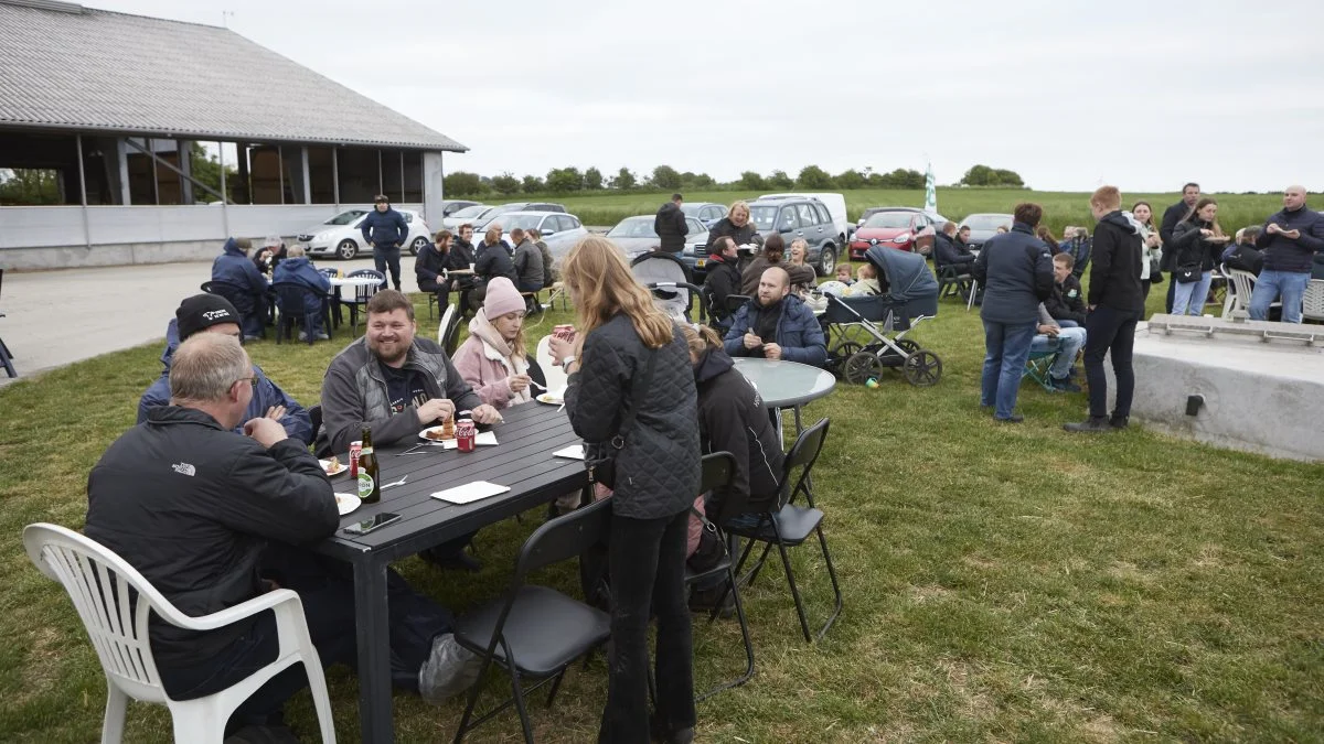 115 fynske kvægfolk var den 2. juni mødt op ved grillaftenen i Kerte. I midten aftenens vært, Jacob Serup Pedersen. Ganske som i stalden i baggrunden, var der også ved serveringen såmænd overvågning af foderindtaget - læs næste side. 