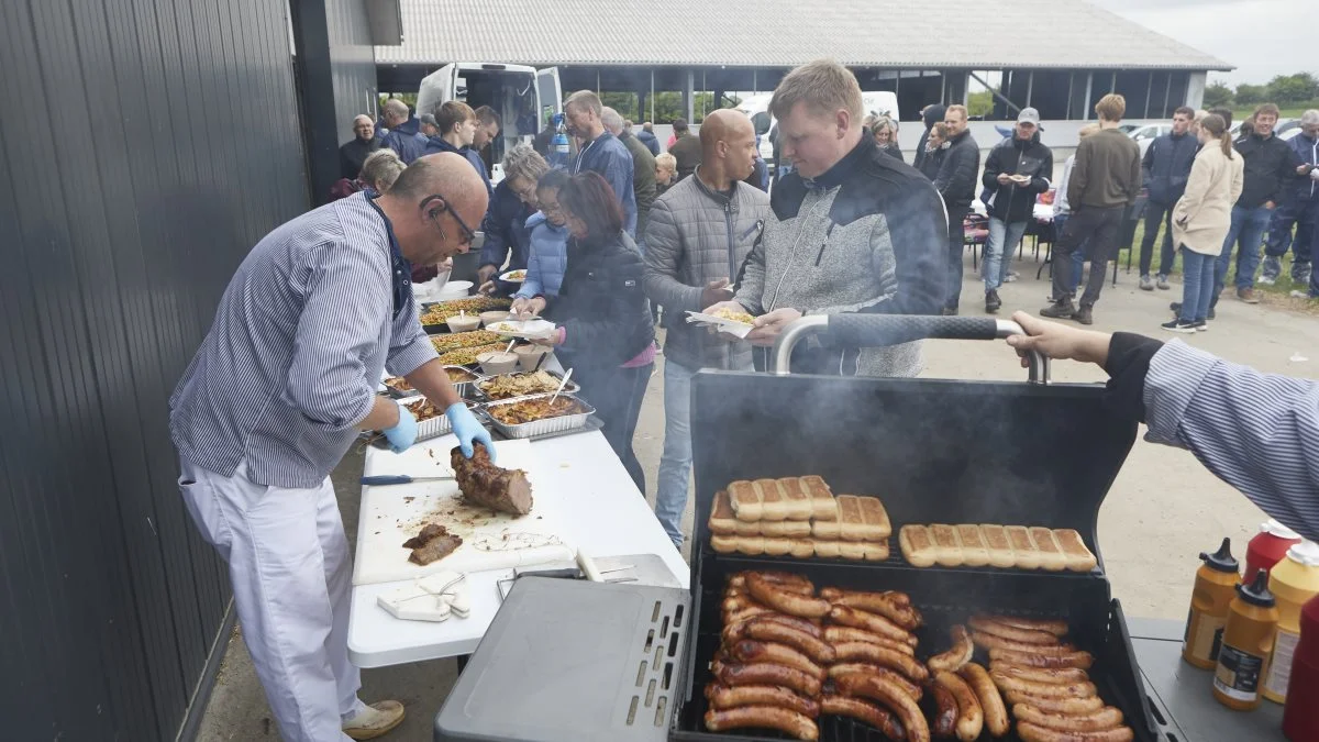 Morten Steffensen, indehaver af Vester Åby Slagterforretning, serverede for andet år i træk lækkert oksekød og grillpølser ved den fælles RDM- og Holstein-grillaften. Foto: Erik Hansen