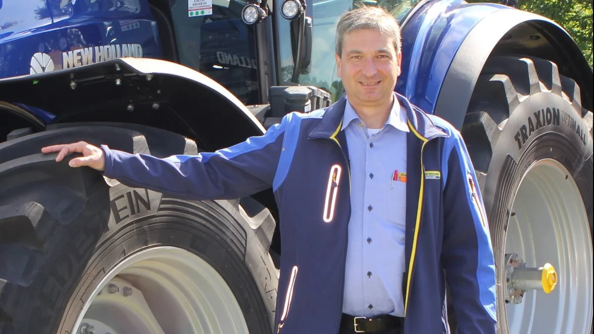 Thomas Greve Mikkelsen, salgschef, Farmas er klar til at vise både traktorer og gødningsspreder frem på Landsskuet. Foto: Line Brusgaard