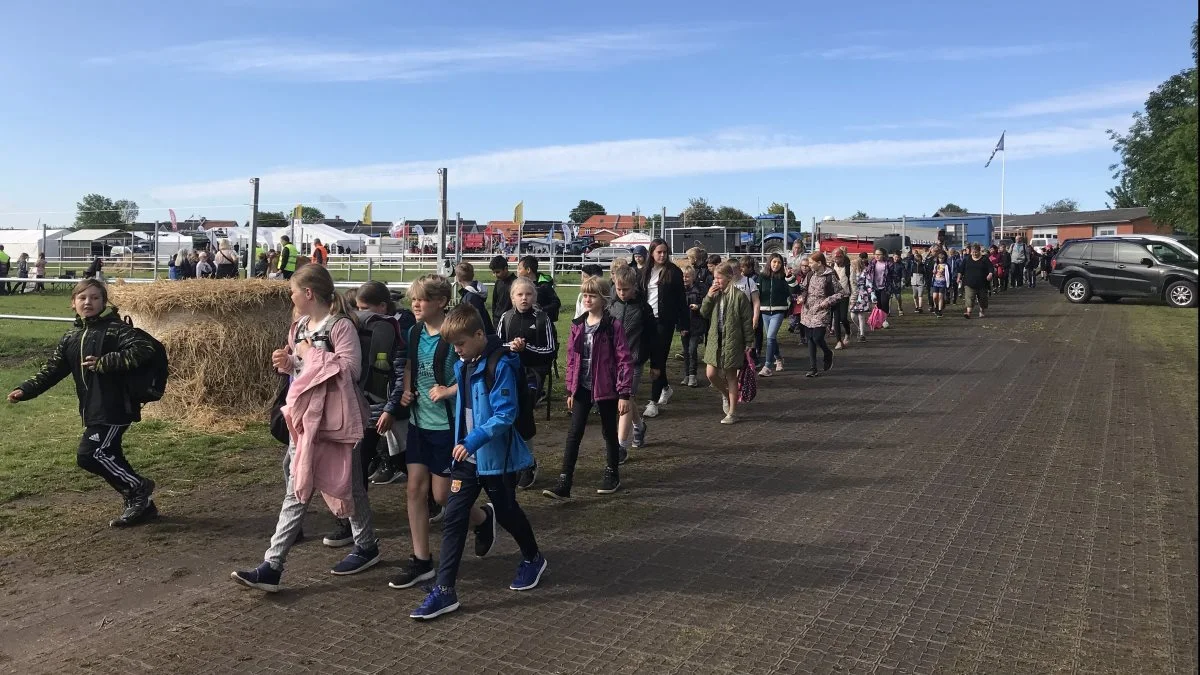 Skoleelever fra Thisted, Morsø og Struer Kommuner strømmer igen til Dyrskuepladsen dagen før Dyrskuet Thy-Mors.