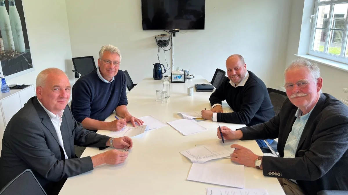Købsaftalen blev underskrevet hos Business Lolland-Falster. Fra venstre ses Thomas Knudsen, kommunaldirektør i Lolland Kommune, Holger Schou Rasmussen, borgmester i Lolland Kommune, Kristian Bennetsen, Direktør i Dansk Biokemi, og Svend Brandstrup, CEO i Dansk Biokemi. Foto: Business Lolland-Falster