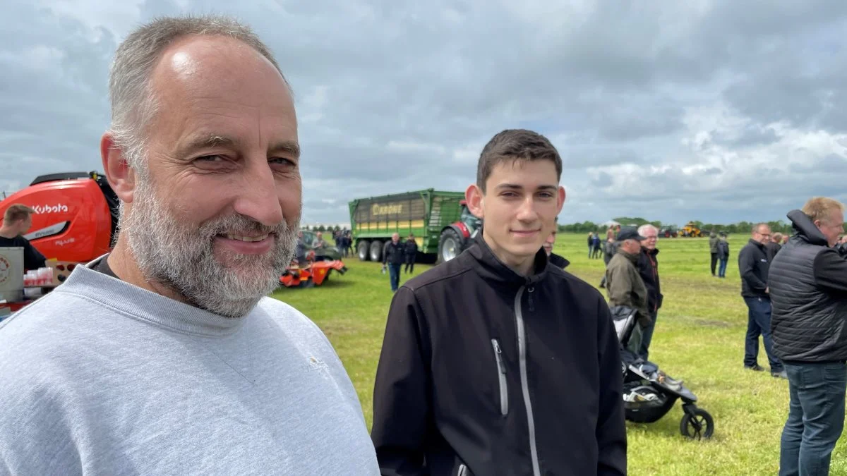 - Det her må de gerne holde igen. Det er rigtigt godt at se maskinerne køre, konstaterede Martin Høgh, Astrup i Himmerland. Han havde sin søn, Travis Høgh, med på Græsland 22. Fotos: Jacob Lund-Larsen