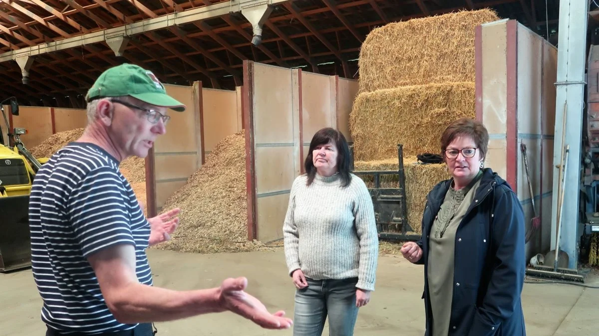 Bjarne Boesen fortalte Karina Lorentzen (SF) og Anni Matthiesen (V) om den grønne omstilling af gården.