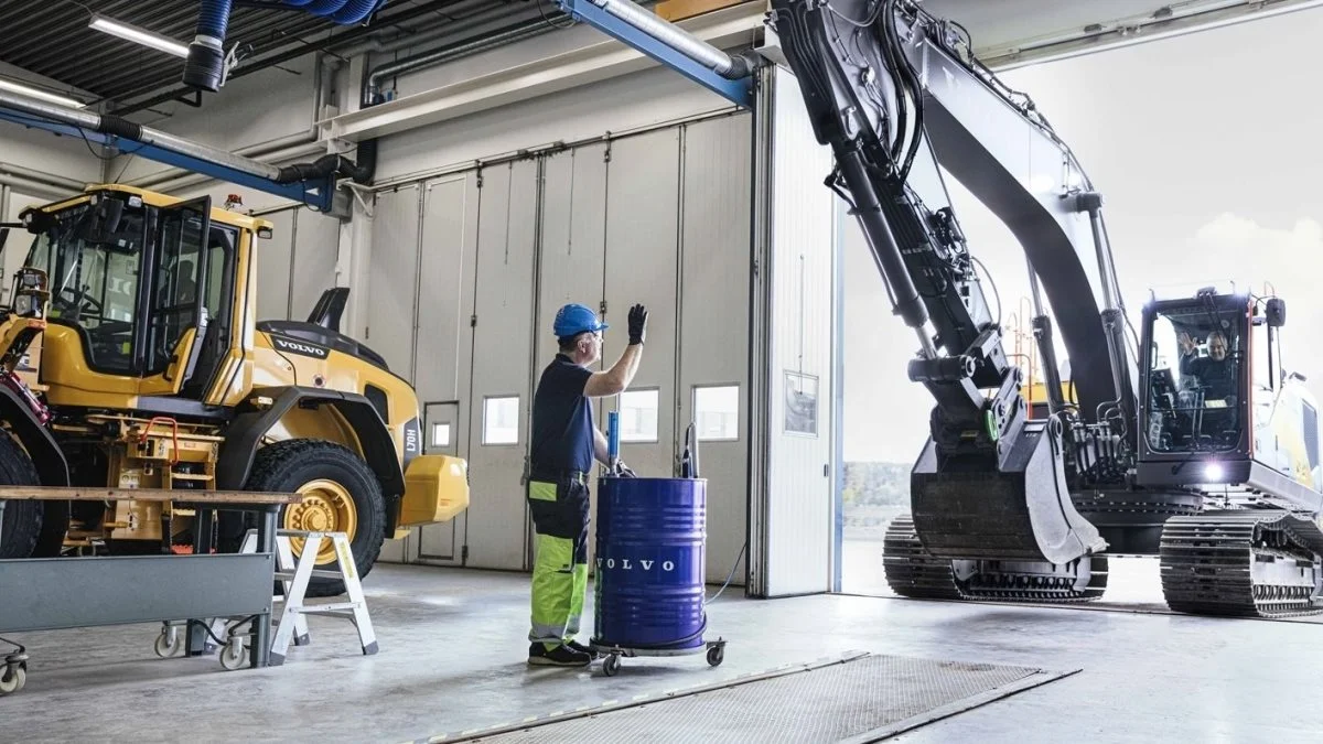 Volvo Construction Equipment lancerer en ny hydraulikolie som øger serviceintervallerne på gravemaskiner med larvebånd med 50 procent. Pressefoto: Volvo Construction Equipment