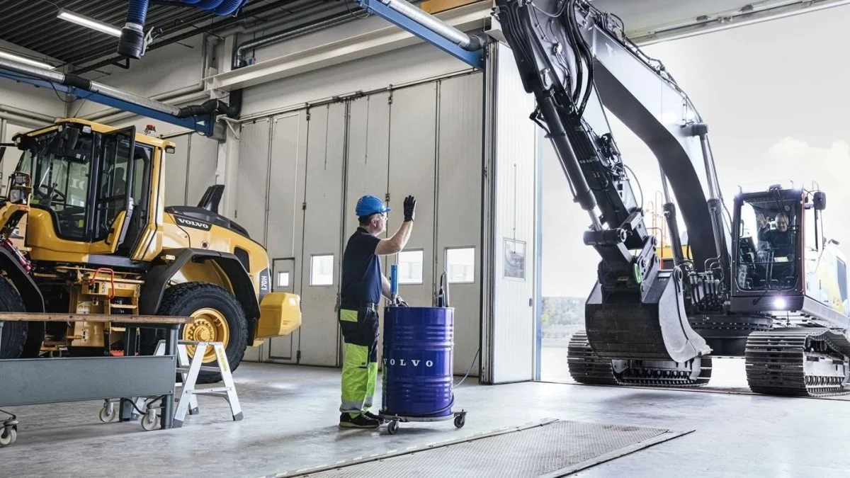Volvo Construction Equipment lancerer en ny hydraulikolie som øger serviceintervallerne på gravemaskiner med larvebånd med 50 procent. Pressefoto: Volvo Construction Equipment