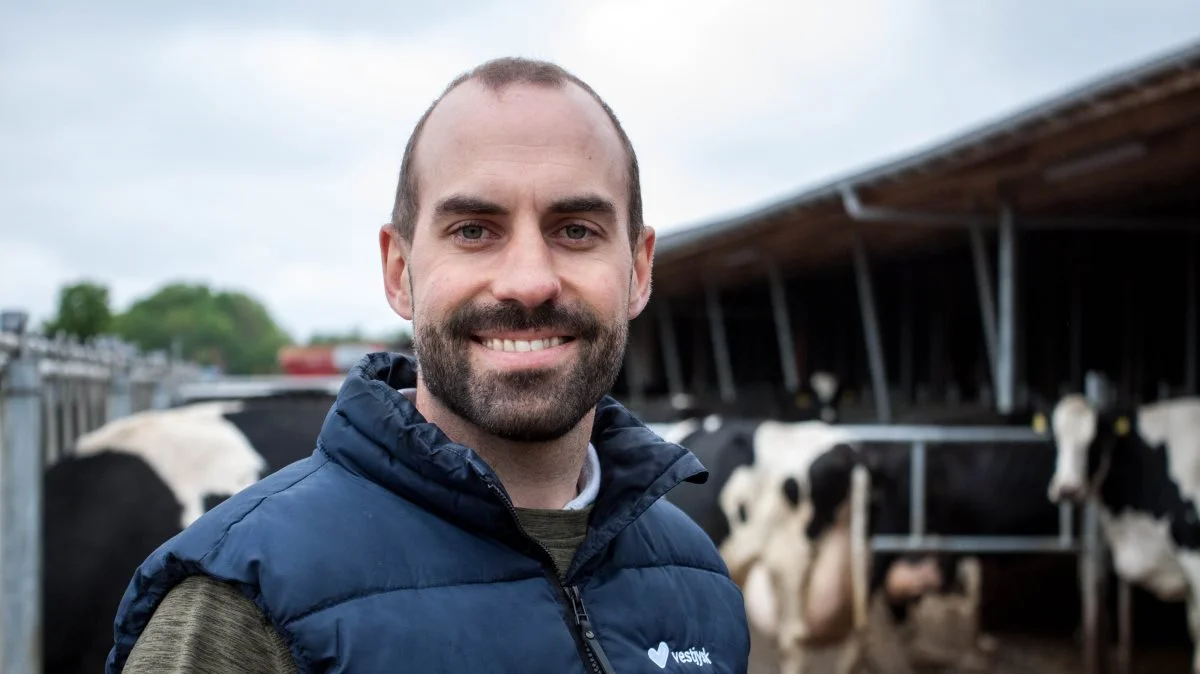 - Jeg har altid haft en drøm om at få en stor ejendom med 500 køer. Men efter at jeg har fået familie kan jeg også lidt mere se ind i at få en mindre ejendom, som kan spille mere harmonisk ind i et familieliv. Og også fordi, den vil være nemmere at komme i gang med, forklarer Jeppe Vesterskov Ottosen om sine overvejelser.
