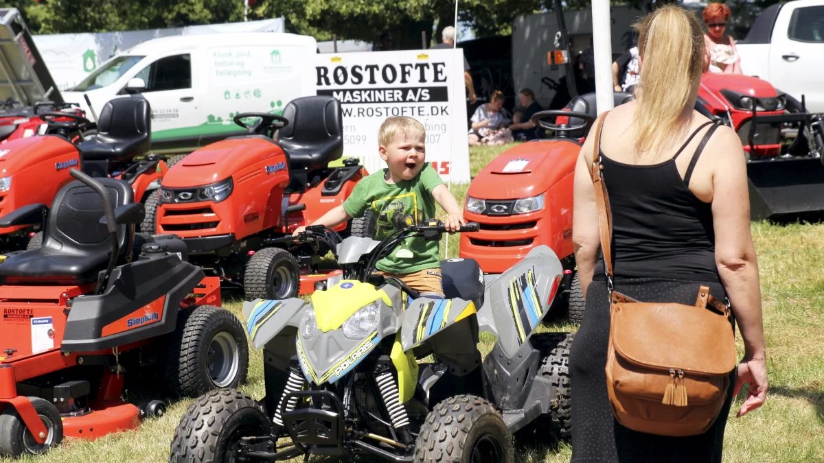 Til Børn & Dyr på Bregentved er der både traktor- og havetraktortræk. Maskinerne vækker altid stor interesse, således også som på billedet her. 