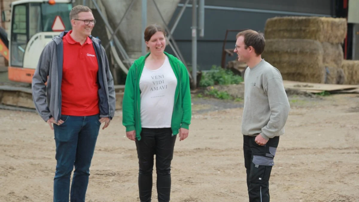 Produktkonsulent Jesper Vestergaard Knak fra Gråkjær (tv) i samtale med Anne Kathrine og Johan Bebe.