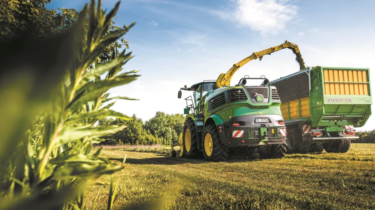 Fire nye John Deere 9000-finsnittere har 10 procent mere produktivitet og bruger 10 procent mindre brændstof sammenlignet med 8000-serien. De tre største modeller – 9700, 9800 og 9900 – har en kraftig 24,2 l V12 Liebherr motor. Motoren er konstrueret til at arbejde effektivt ved lavere motorhastigheder.