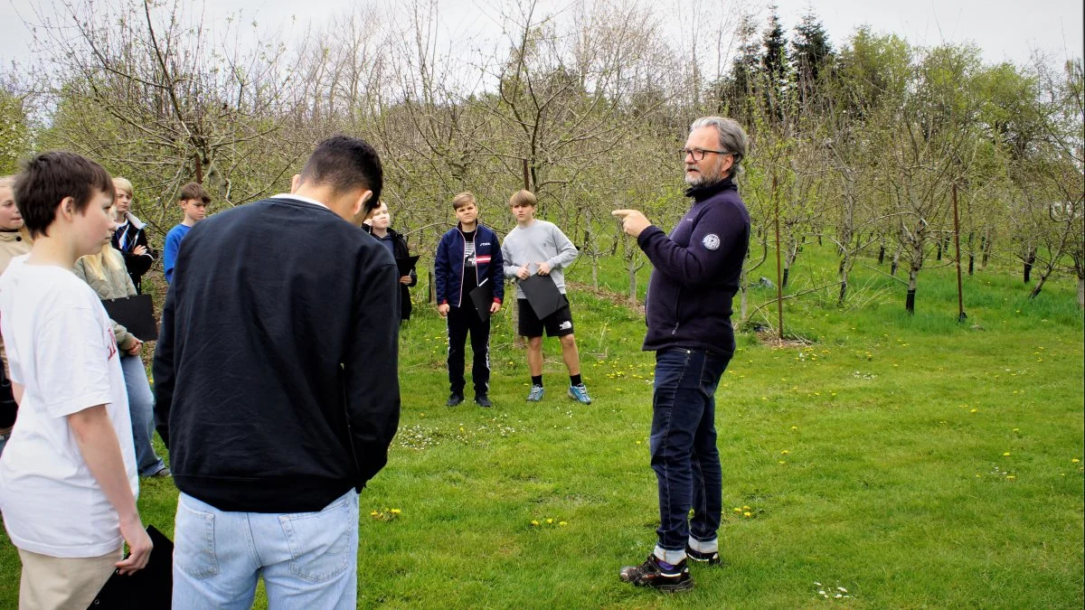 7. klasse fra Afdeling Sønder på Søren Kanne-skolen i Grenaa var den første klasse, som skulle afprøve landboforeningens nye koncept. De var på besøg hos Arne M. Tyssøy og hans hustru, som ejer Mariendal Mosteri. Fotos: Djursland Landboforening.