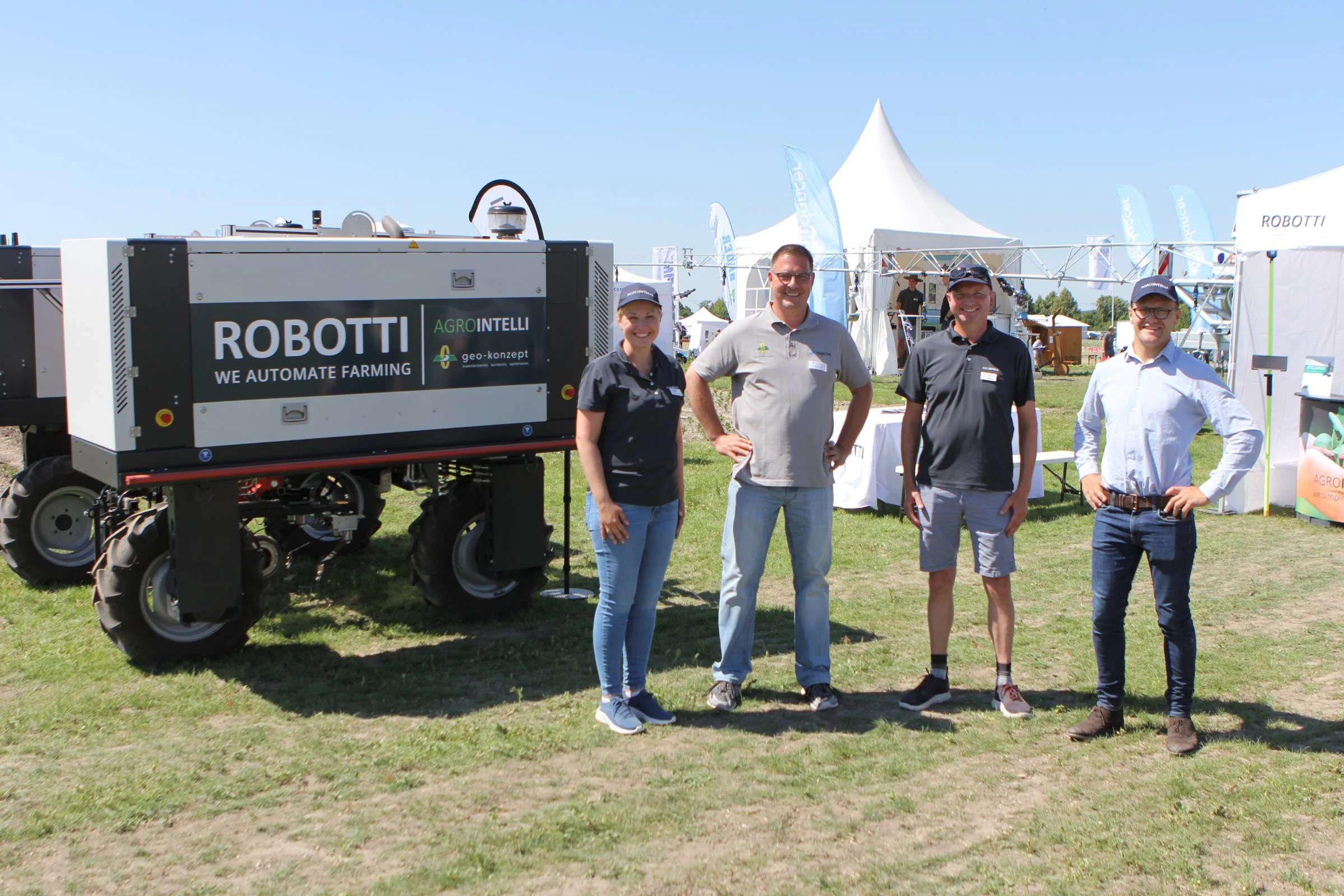 Det er forhandlerne, der driver Agrointellis vækst med Robotti i udlandet. Her er det den tyske og den engelske forhandler sammen med Jess Pedersen og Anna Sprinzl fra Agrointelli. Foto: Kasper Stougård