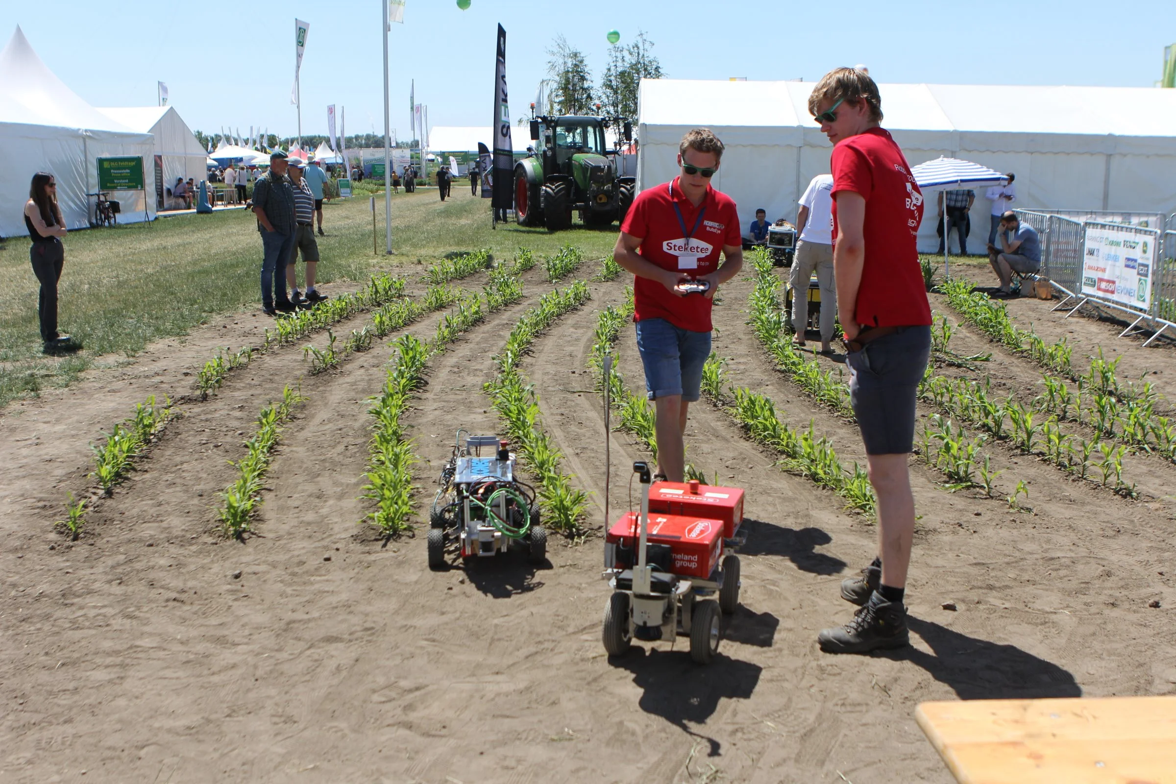 Studerende fra 13 hold udvikler markrobotter på DLG Feldtage som en del af konkurrencen Field Robot Event. Foto: Kasper Stougård