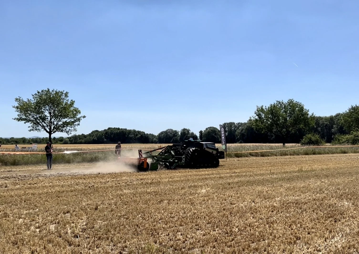 Her er det AgXeed-robotten, der trækker en Amazone Catros-harve på demonstrationsarealerne ved DLG Feldtage. Foto: Kasper Stougård