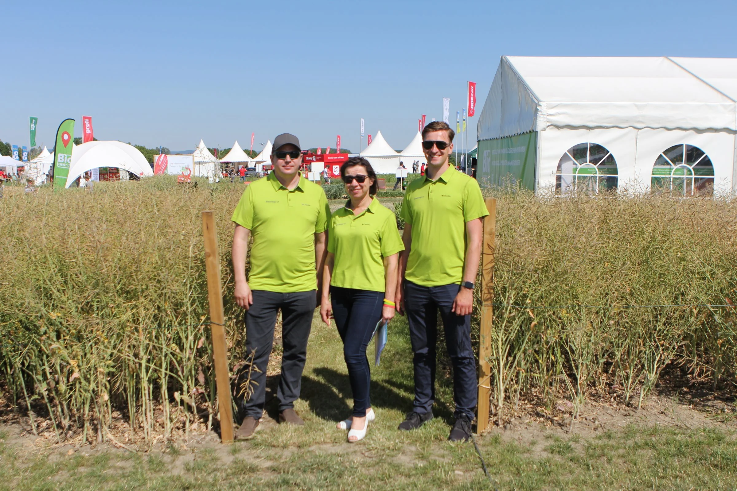 Dijana Ruzgiene (i midten) og kollegaerne fra Bioenergy LT ved rapsforsøget på DLG Feldtage. Parcellen til højre er kontrolparcel, parcellen til venstre er behandlet efter firmaets opskrift. Foto: Kasper Stougård