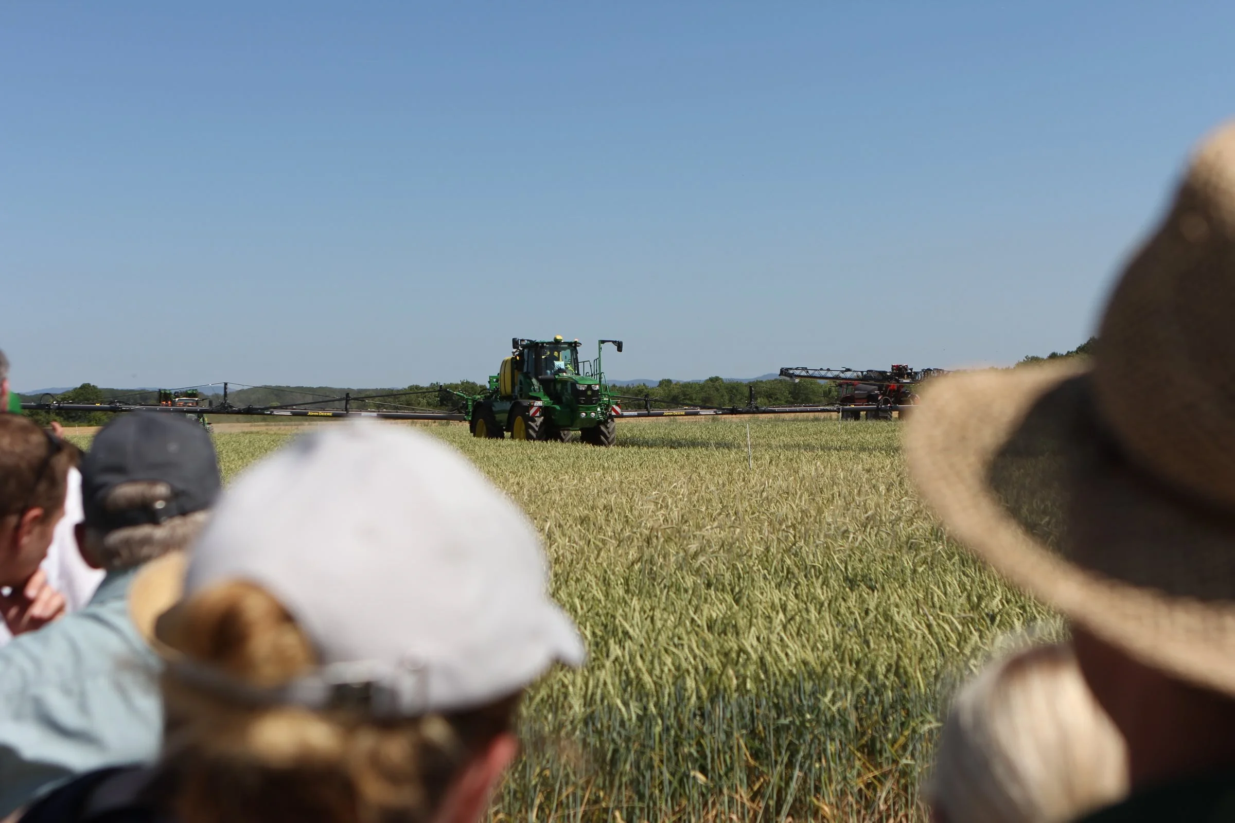 I alt 12 marksprøjter bliver udfordret på bomstabilitet af DLGs testbane ved Feldtage i Mannheim. John Deere formåede ved denne gennemkørsel ikke at udnytte hjemmebanefordelen. Foto: Kasper Stougård 