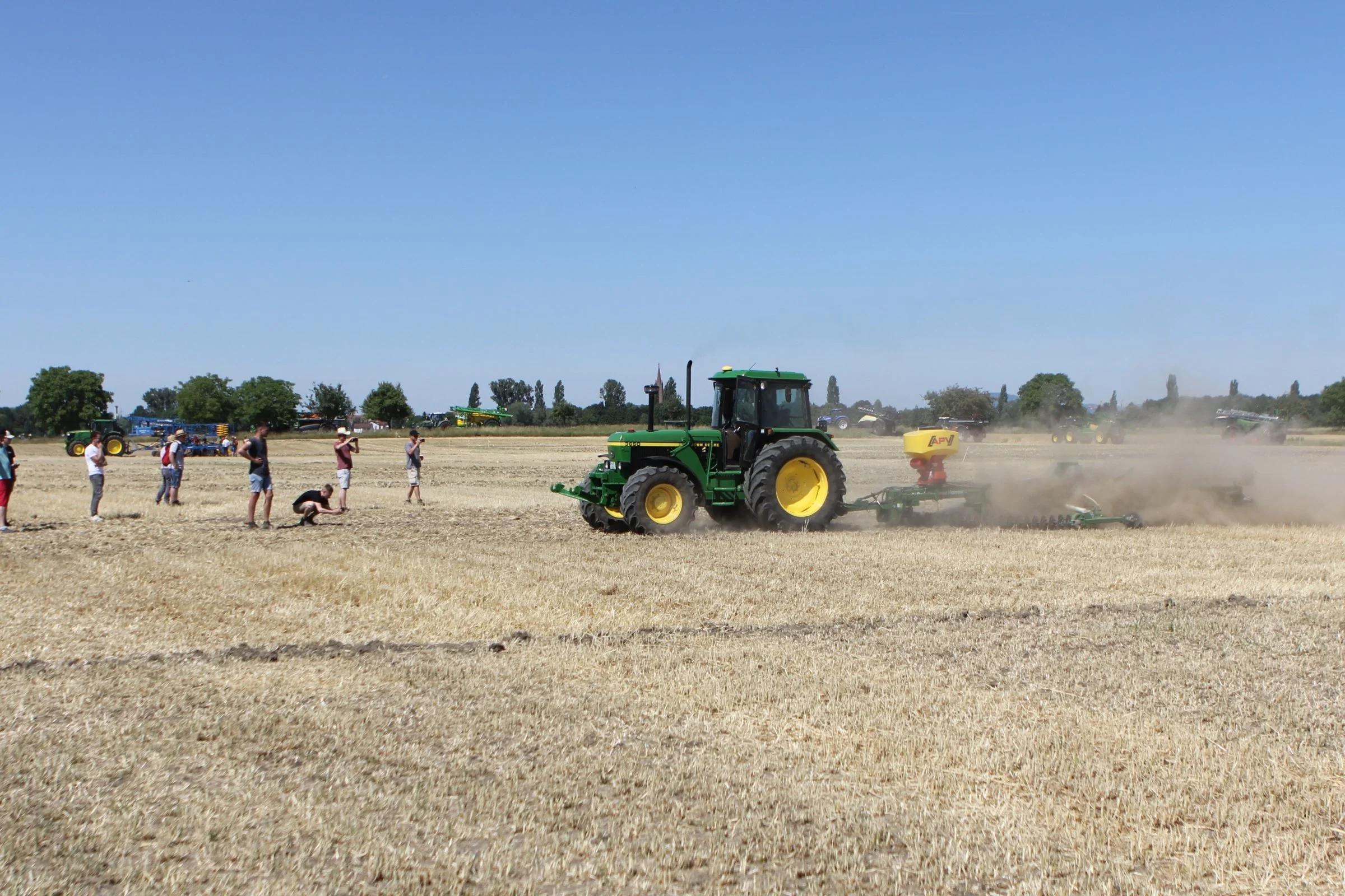 Den nyeste højteknologi fylder meget på udstillingen, men en John Deere 3650 med en Kelly-harve kan stadig tiltrække sig opmærksomhed. Foto: Kasper Stougård 