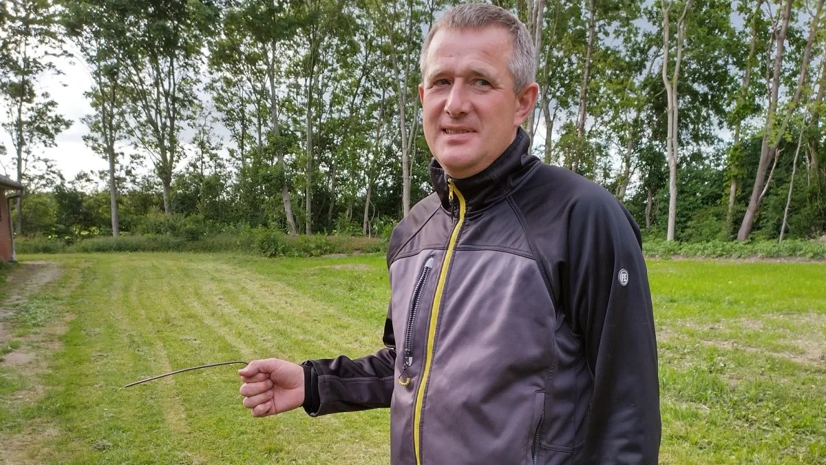 - Når jeg kommer et nyt sted første gang, begynder jeg med at gå en tur rundt om staldene med en kobbertråd. Det gør jeg for at tjekke, om krybestrømmen for eksempel skulle komme fra en gyllepumpe, et halmfyr eller måske en transformatorstation, fortæller Thomas Jessen. Privatfoto


