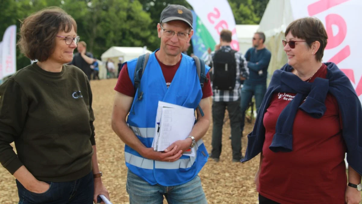Lars Egelund Olsen, økologikonsulent fra Innovationscenter for Økologisk Landbrug, en af hovedkræfterne bag arrangementet, er meget tilfreds med øko-markdagens forløb. Her er han flankeret af økologichef i Landbrug & Fødevarer Kirsten Lund Jensen (tv) og adm. direktør for Innovationscenter for Økologisk Landbrug, Kirsten Holst (th). 