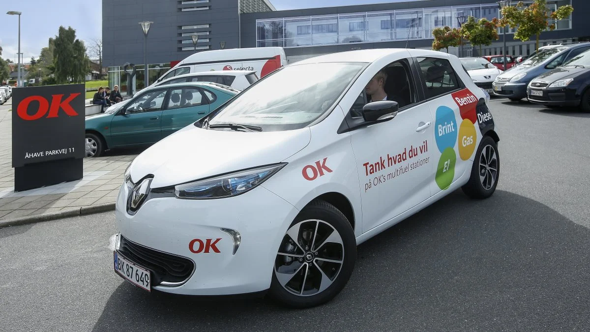 For elbil-bilister, der skal på forretningsrejse eller ferie med afgang fra Billund Lufthavn, er der blevet flere muligheder for at tilslutte elbilen til en ladestander. Energiselskabet OK - med hovedsæde i Viby ved Aarhus, er den seneste operatør af ladestandere på det enorme parkeringsareal. Selskabet er også blandt udstillerne på Landsskuet i Herning
