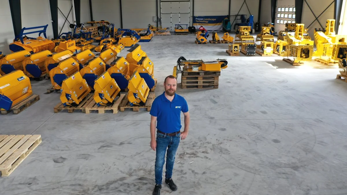 Bomford Turner og KSM Trading har opbygget Nordeuropas største bufferlager af Bomford-maskiner, der skal sikre hurtig levering af nye maskiner og servicere eksisterende kunder med reservedele. Lageret består cirka af 70 Bomford Turner-enheder. På billedet ses salgschefen for Bomford Turner i Nordeuropa, Ole Buhl. Foto: Per Jørgensen
