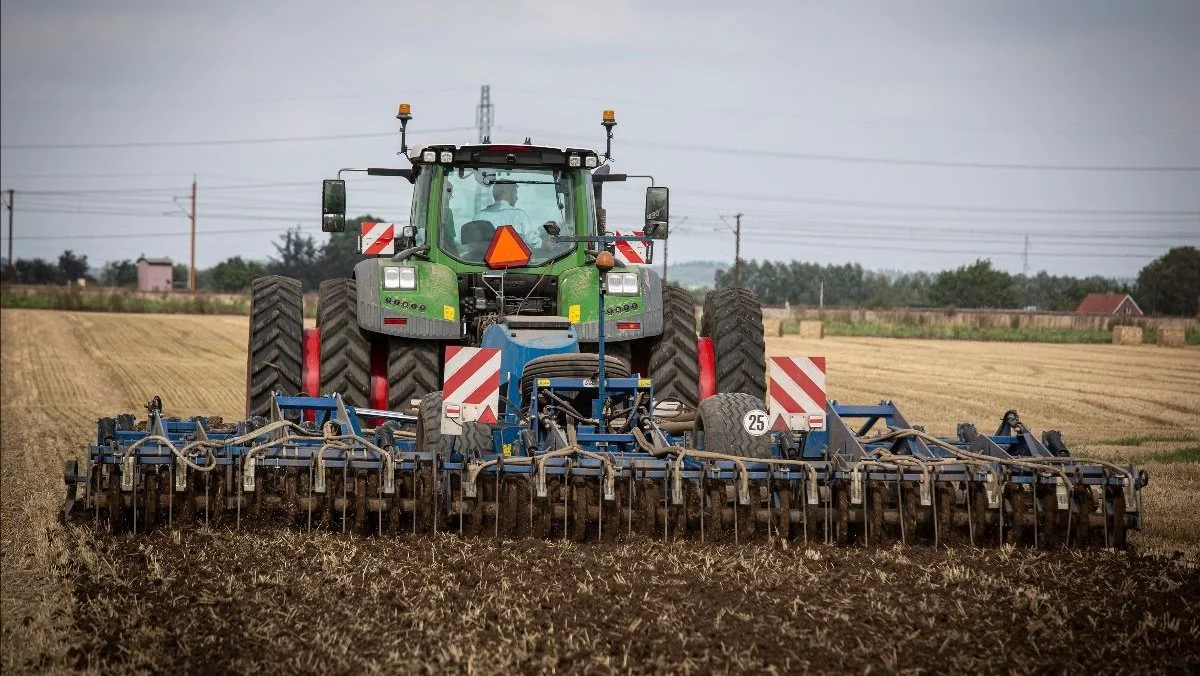 Skal en traktor køre på vejen, bare et lille stykke, for at komme rundt mellem markerne, er den eneste reelle lovlige mulighed i dag en hjultraktor. Ønsker man samme trædeflade som en bæltetraktor, er den eneste mulighed at øge bredden. Pressefoto