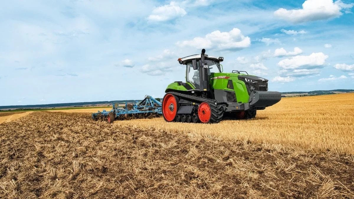 En traktor med bælter kan indenfor traktorens normalbredde have en trædeflade, som er op til 3 gange større end en hjultraktor i normal bredde. Pressefoto
Byline: Pressefoto