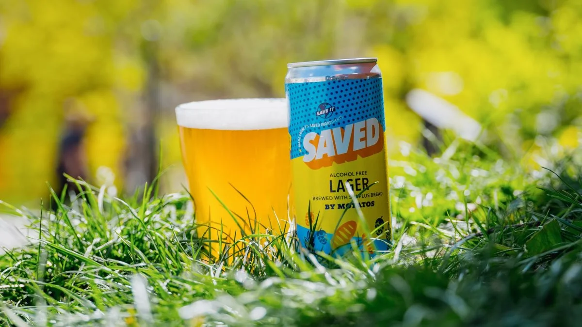Den nye, alkoholfri øl fra sortimentet »Saved« er et led i Motatos’ arbejde for at reducere madspild og bidrage til et smartere madsystem. Foto: Motatos
