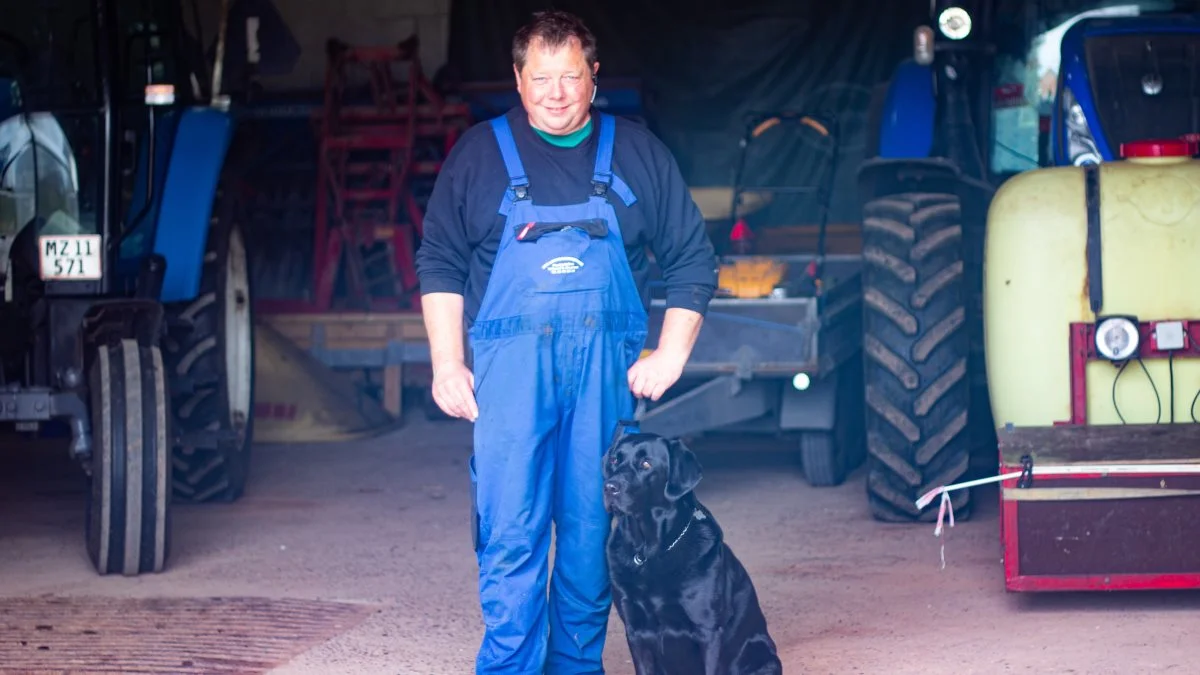 Benni Knudsen har nok at se til på maskinstationen. Men denne dag havde han tid til at stille op til foto med sin hund. Foto: Henning K. Andersen