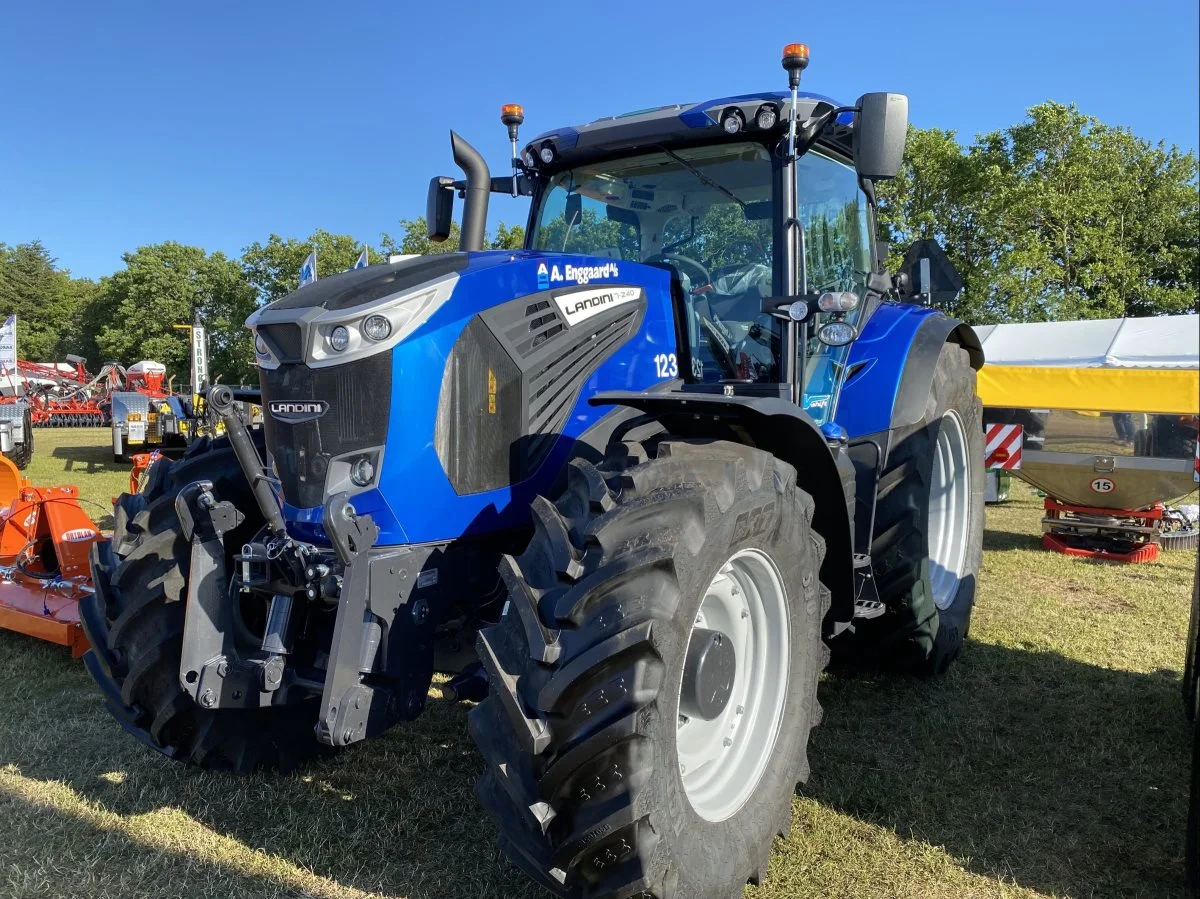 Præstbro Maskiner præsenterer i morgen på Hjørring Dyrskue en helt ny Landini-traktor på 240 hk, der matcher 100 procent ind i det marked. – Det er en traktor vi virkelig har savnet til det danske marked, siger den nordjyske Landini-forhandler, Flemming Larsen, Præstbro Maskiner A/S. Foto: Per Jørgensen