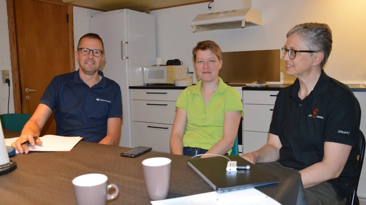 I snakken omkring kaffebordet, hvor ikke alene besætningsdyrlæge Anne Ovesen (th), men også produktkonsulent fra Vestjyllands Andel, Henning Dejgaard er på besøg, er man enige om, at resultaterne som følge af et nyt tiltag i stalden, aldrig bare lige én til én kan sammenholdes før og efter, da  adskillige faktorer spiller ind.