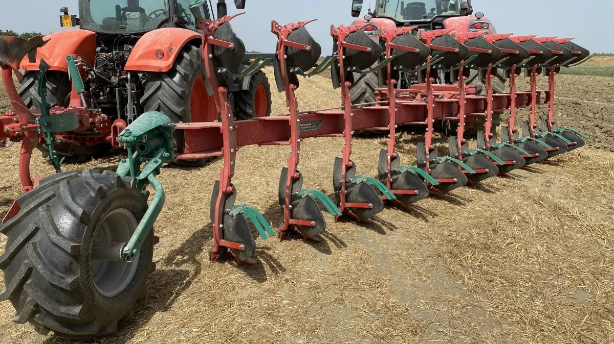 Kvernelands nye 10-furede liftophængt on-land plov har en effektiv 180 graders jordvending, og arbejdsdybden er fra 6 til 18 centimeter. Ploven kan justeres fra 30 til 50 centimeter og arbejdsbredden fra 2,40 til 5,00 meter. Med en afstand på 65 centimeter er ploven ret kompakt og kræver kun en løftekapacitet på cirka 7 tons, der passer til de fleste traktorer. Foto: Per Jørgensen