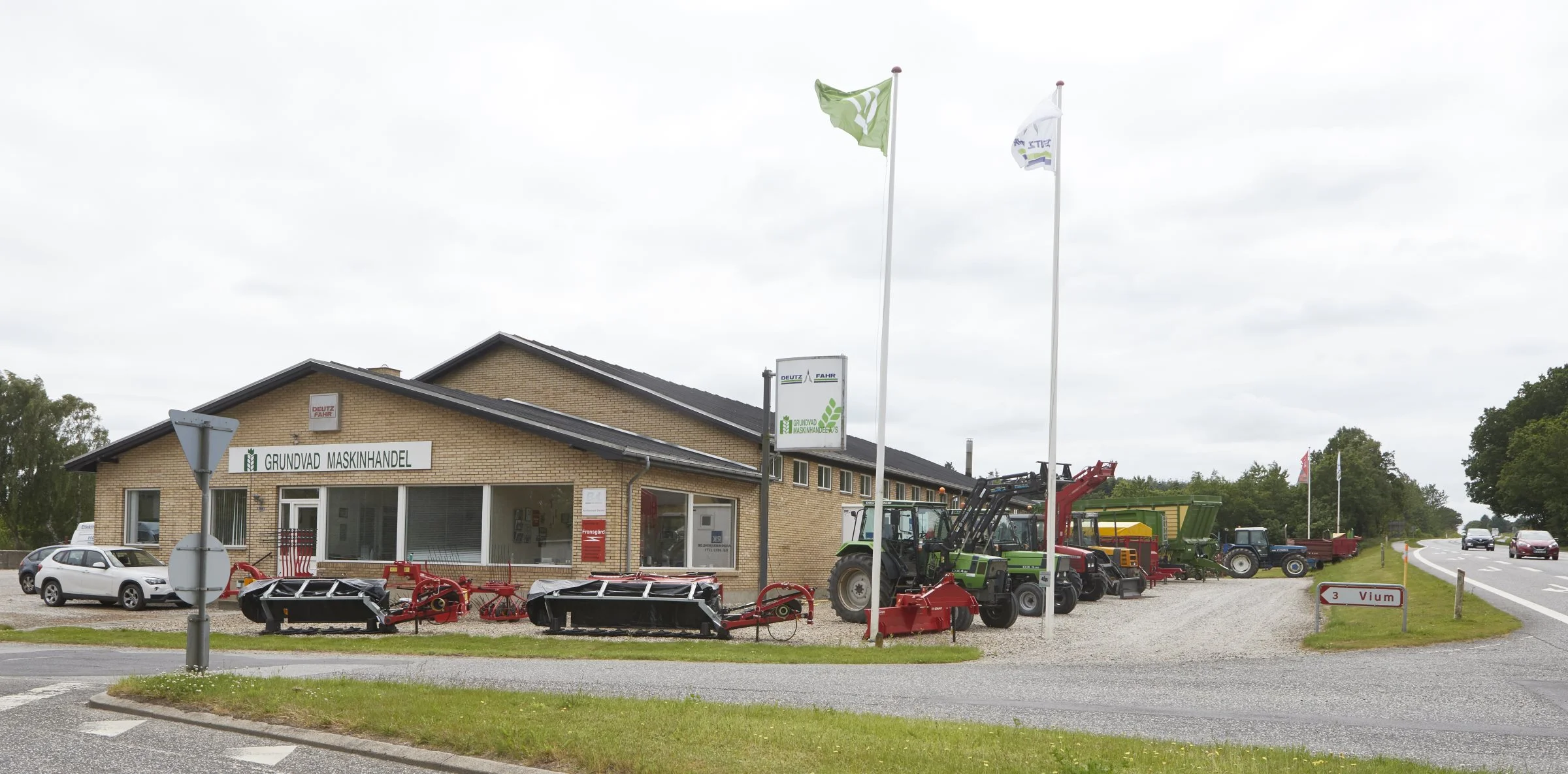 Men sin beliggenhed lige ud til hovedvej 13 syd for Viborg er Grundvad Maskinhandel besøgt af mange kunder.