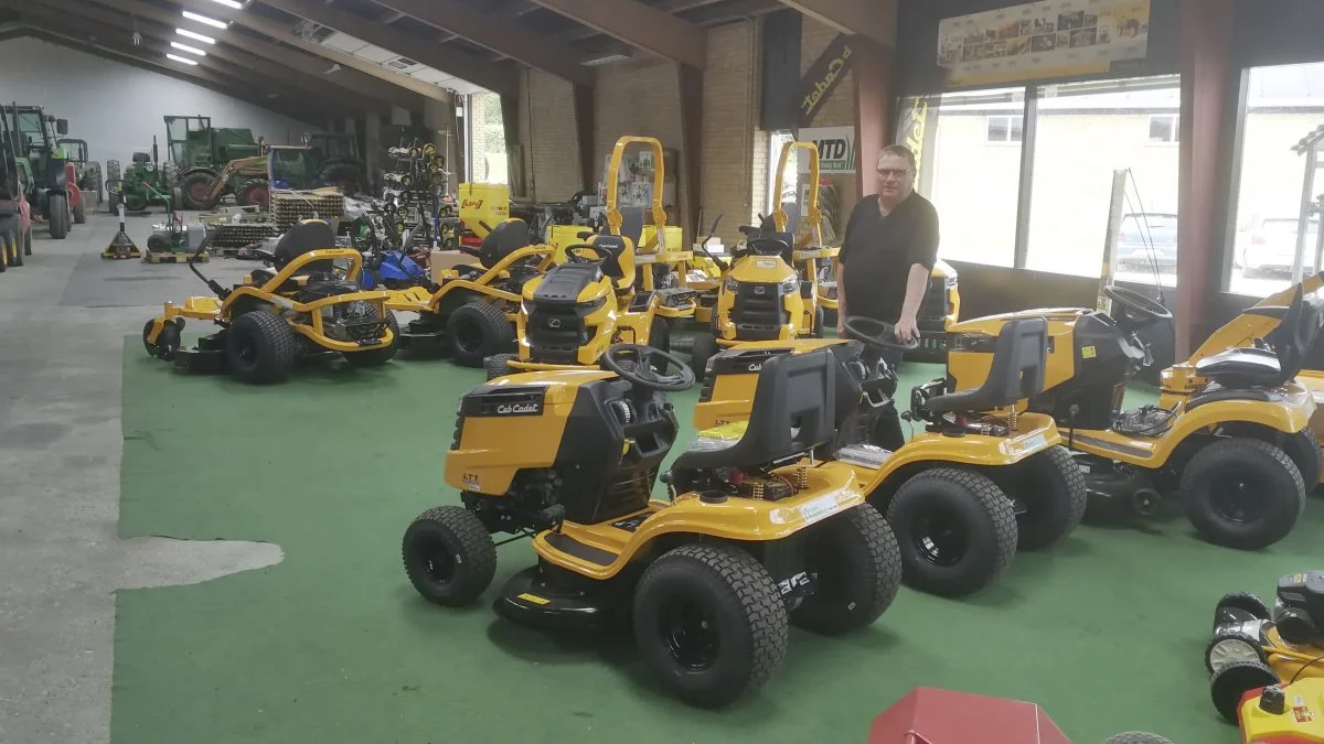 Flemming Christensen er at finde hver lørdag i åbningstiden fra klokken 9 til 12. Her blandt hovedproduktet i have-/parkafdelingen, Cub Cadet-produkterne.