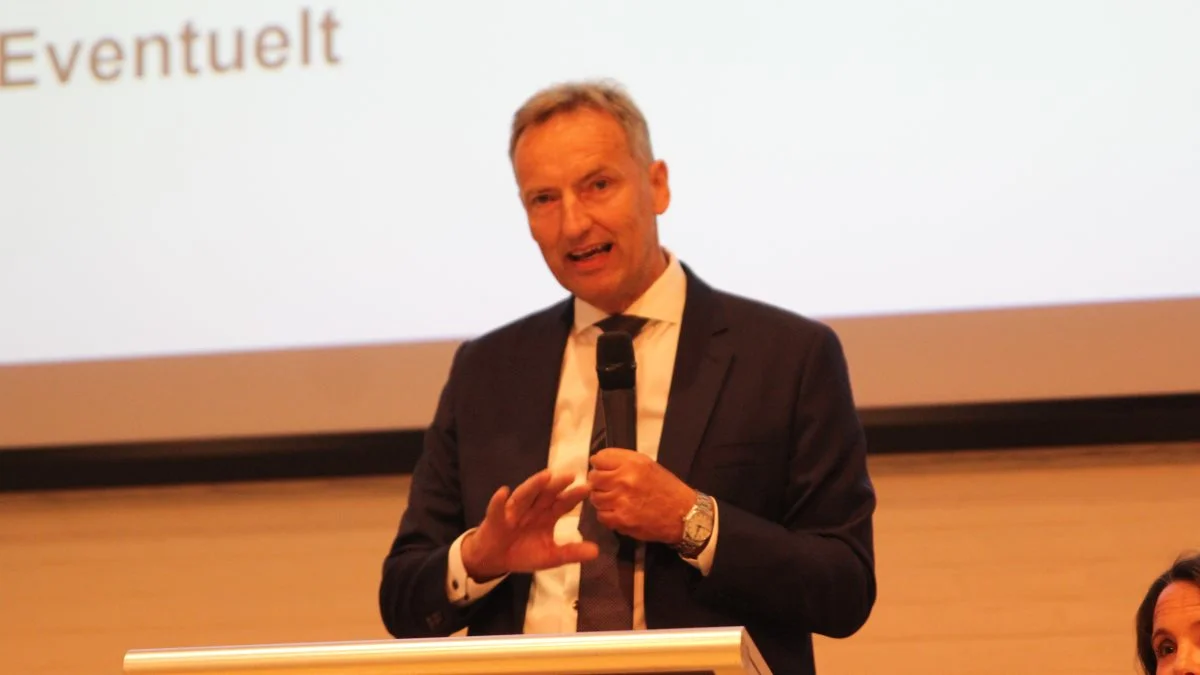 Direktør for Patriotisk Selskab Nils Rasmussen gennemgik selskabets regnskab og takkede dernæst den afgående formand for et godt samarbejde.
