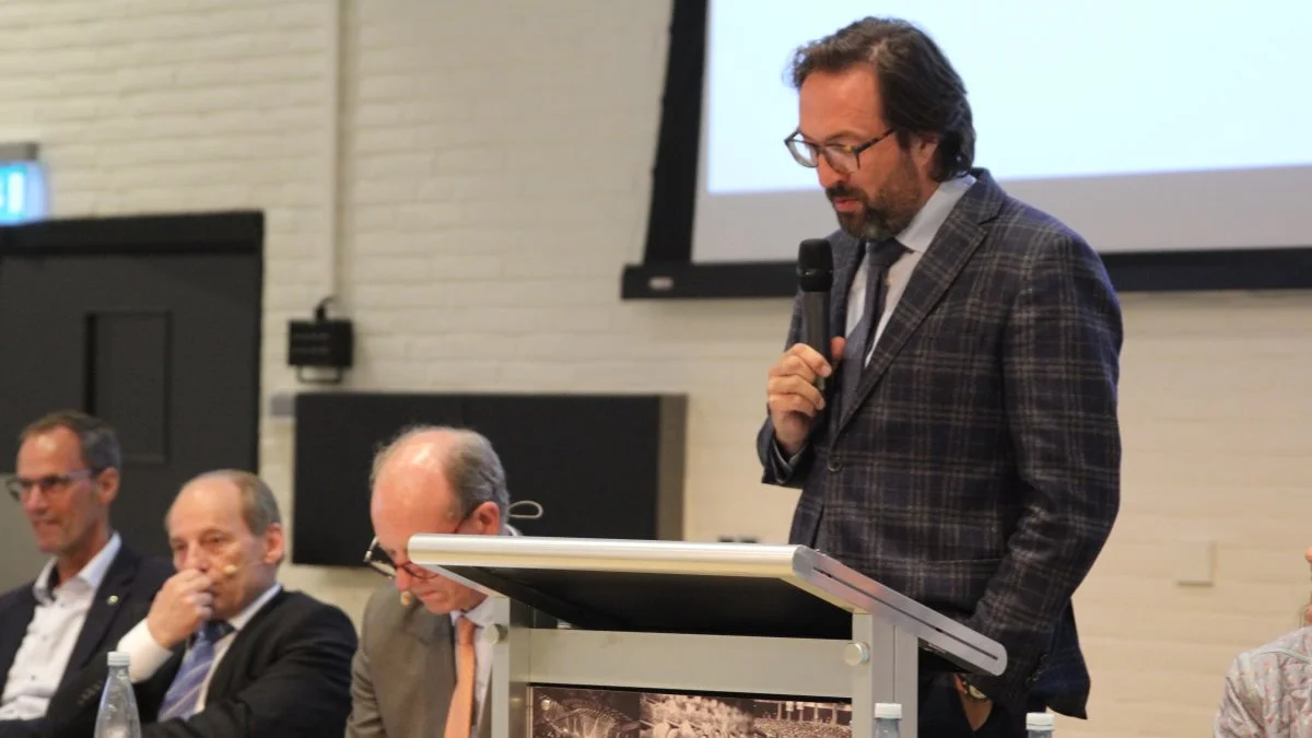 Næstformand i bestyrelsen Bent Wedell takkede formand Peter Cederfeld de Simonsen for godt arbejde i bestyrelsen. - Du vil blive savnet, sagde han blandt andet.