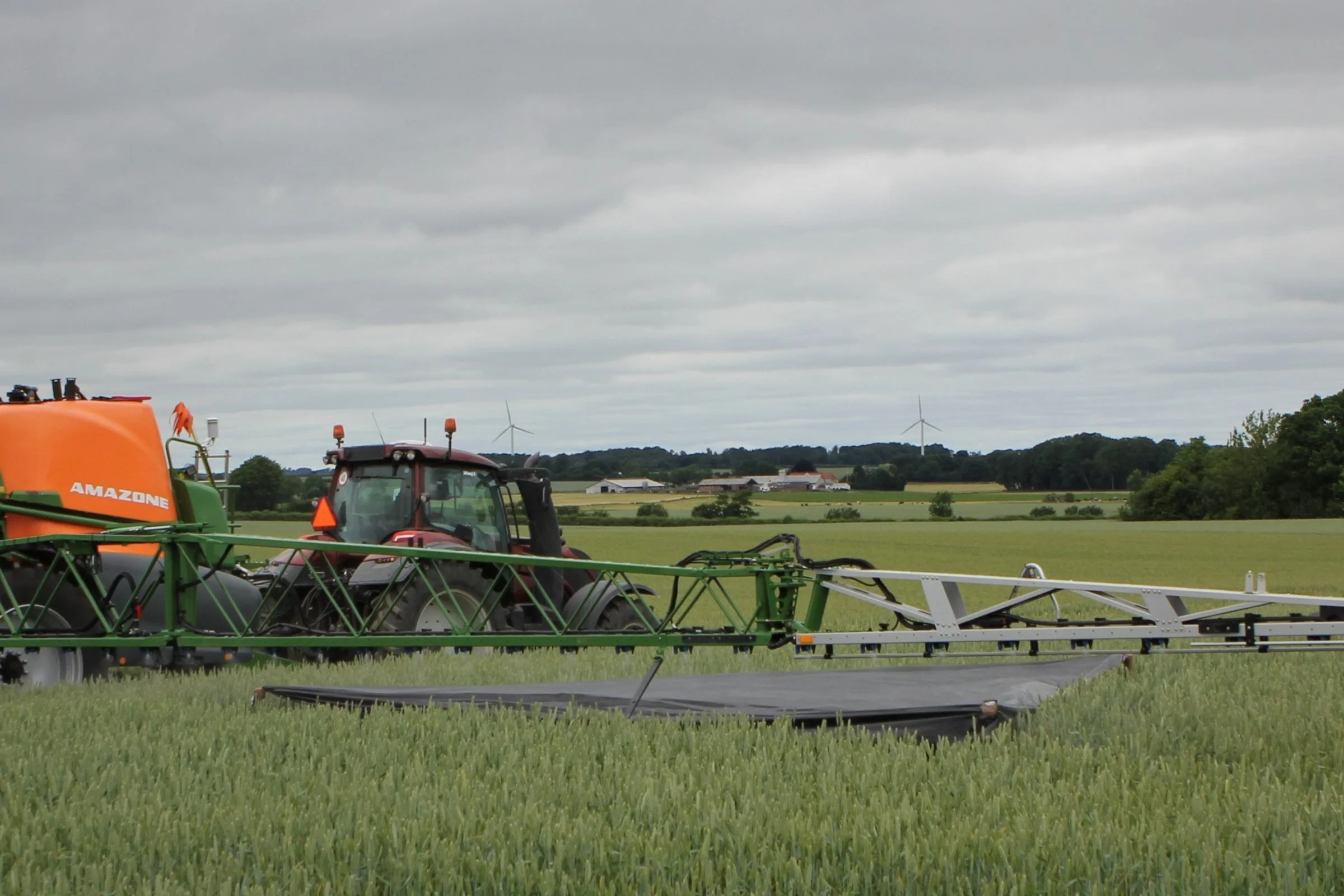 Sprøjter fra Danfoil, Horsch, Hardi og Amazone deltog i en demonstration af spotsprøjtningsteknologi, som kan blive aktuelt for mange hvededyrkere i forbindelse med det forestående forbud mod at anvende glyphosat til nedvisning af korn. Her vil teknologien kunne anvendes til at behandle rodukrudt målrettet før høst. Foto: Kasper Stougård