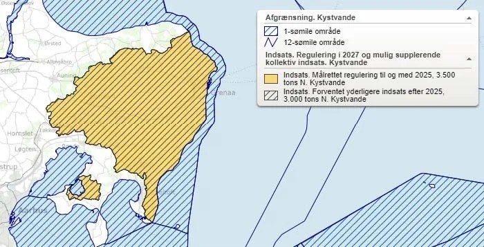 MiljøGIS for høring af vandområdeplaner 2021-2027. Gul skravering viser hovedvandopland Djursland. Blå skravering langs østkysten viser det smalle kystvand, hvor indsatser på land forudsættes at forbedre miljøtilstanden. 