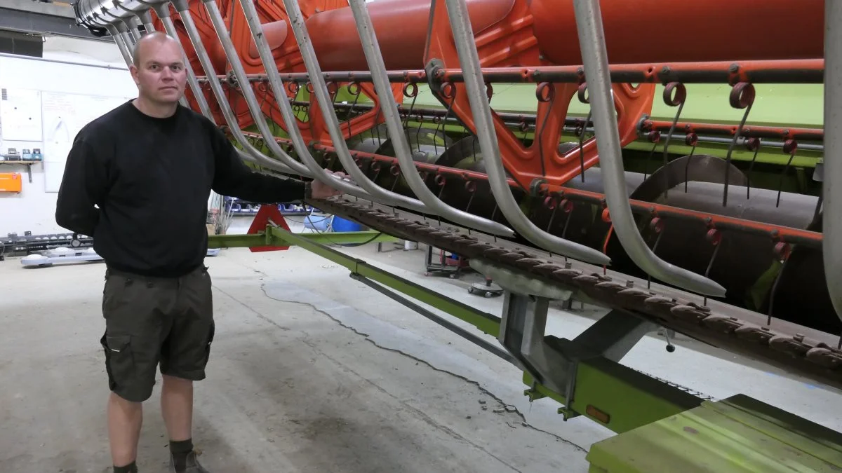 Hos Agrifos råder man over et specialtilpasset skærebord til høst af spinatfrø. – Den største risiko for spild sker i det øjeblik, kniven rammer stænglen, og her sørger en konstant luftstrøm for at frøene alle lander inde i skærebordet, forklarer Kim Laursen.