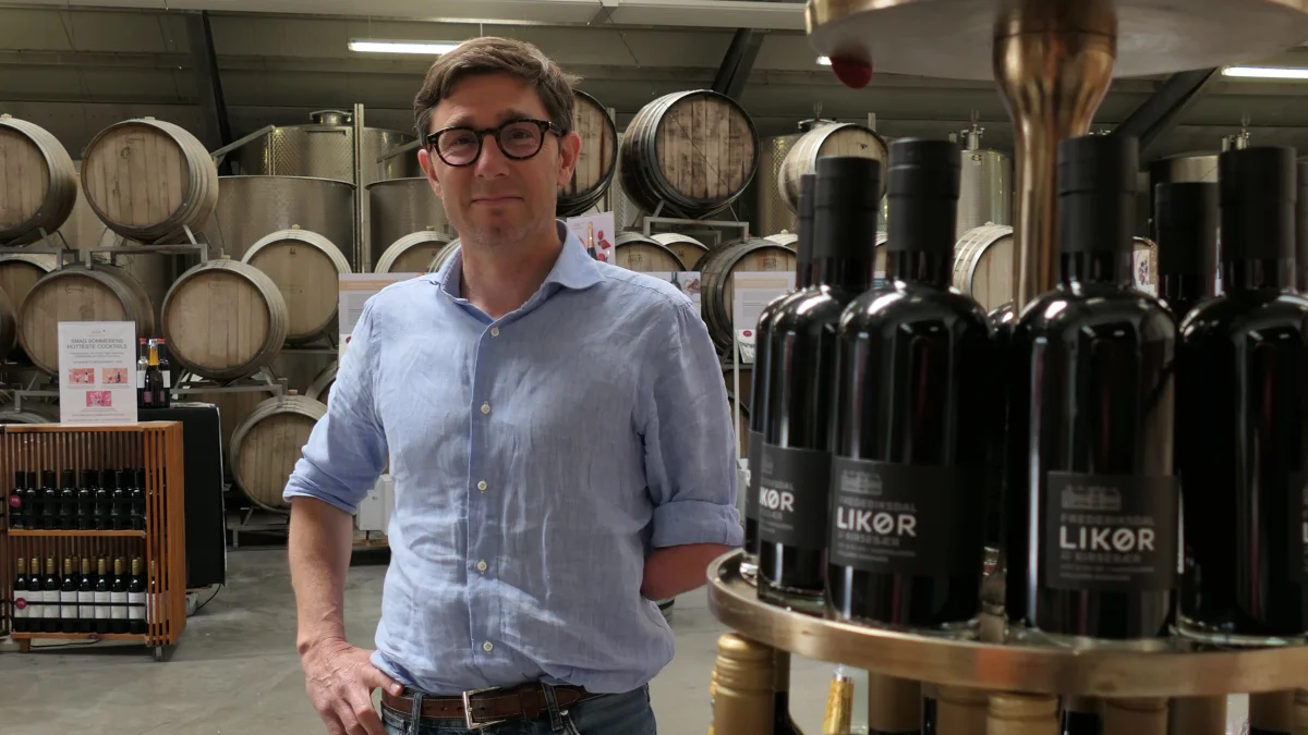 I Frederiksdals gamle kostald har godsejer Harald Krabbe indrettet verdens største – og eneste – vineri, der laver vin efter samme principper som fransk druevin. Foto: Bøje Østerlund