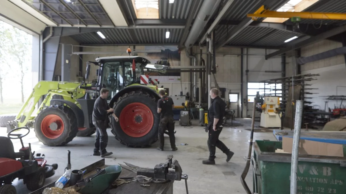 Den tætte nærhed til landbruget gør, at mange maskiner selv køres til værkstedet i Hammershøj. Som her, hvor en knækket pickup-fjeder er kørt op i et traktordæk.