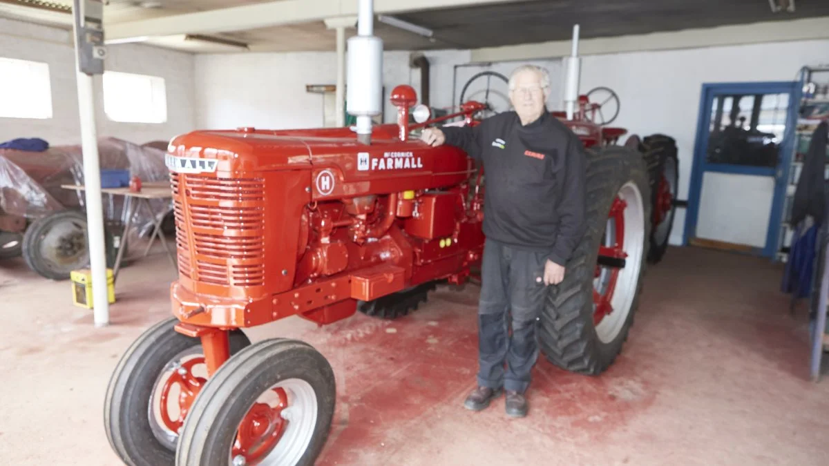 Kresten Trankjær har fået fingrene i den Farmall H, som hans far som den første traktor solgte i 1948, og som han som 6-årig var med ved leveringen til en lokal landmand. 
