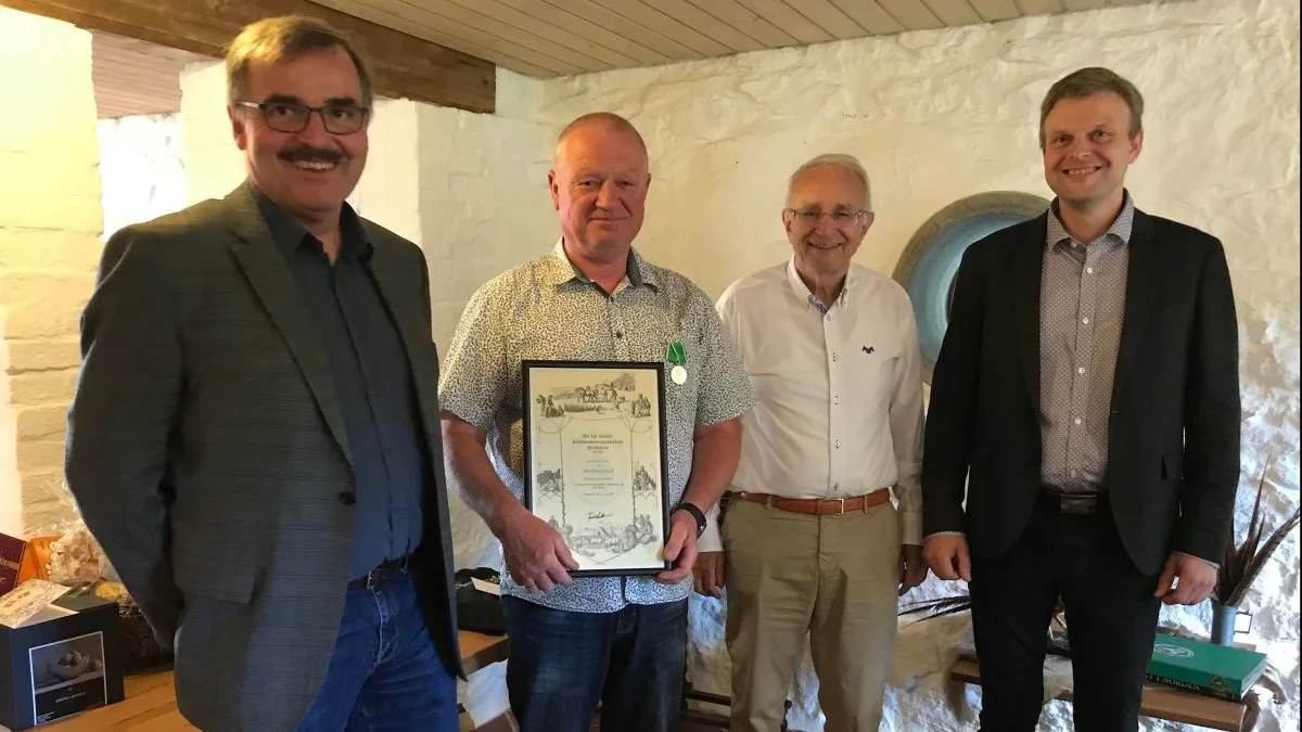 Christian Jensen, formand for Landboforeningen Kronjylland (tv.), Erik Thisted, medaljeoverrækker Svend-Jørgen Jensen og arbejdsgiver Niels Grand.