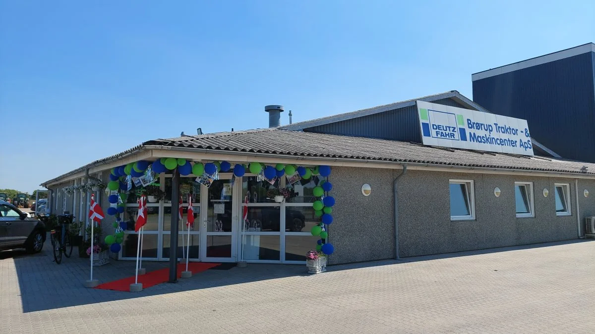 Både flag og rød løber, da der forleden var inviteret til 25 års jubilæum hos Brørup Traktor- & Maskincenter.